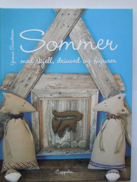 Sommer med skjell, drivved og figurer (Yvonne Svantesson)