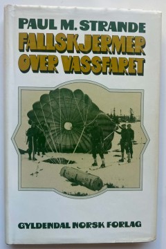 Fallskjermer over vassfaret (Paul M. Strande)